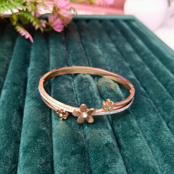 Stainless Steel Anti Tarnish Flower Style Gold-plated Bracelet - Image 2