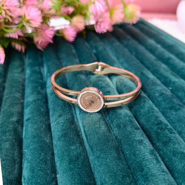 Stainless Steel Anti Tarnish Queen style Gold-plated Bracelet - Image 3